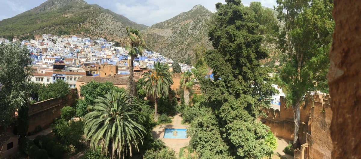 Vue d'ensemble du jardin et des remparts de la Kasbah de Chefchaouen
