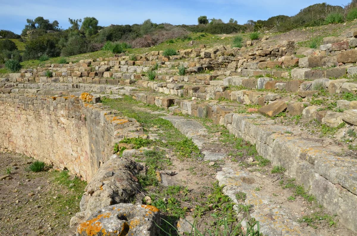 Vue d'ensemble de l'amphithéâtre romain du site archéologique de Lixus
