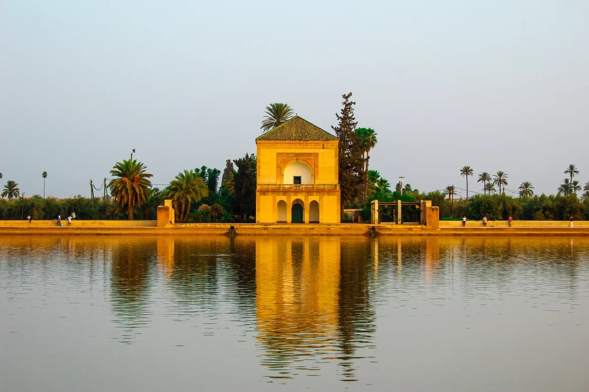 Vue d'ensemble du pavillon et du bassin du Pavillon de la Ménara